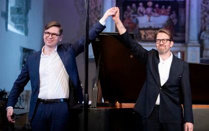 Los pianistas Víkingur Ólafsson y Leif Ove Andsnes saludan tras interpretar en la iglesia de Kvinnherad el 'Allegretto' de la 'Sinfonía núm. 7' de Beethoven transcrito por Carl Czerny para piano a cuatro manos.