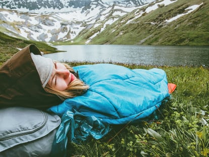 Sacos de dormir para actividades al aire libre en la montaña, aptos para temperaturas frías. GETTY IMAGES.