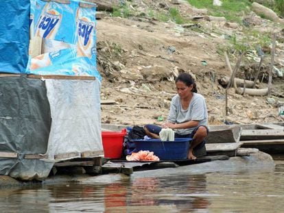 Una mujer lava ropa en &Iacute;quitos, Per&uacute;. 