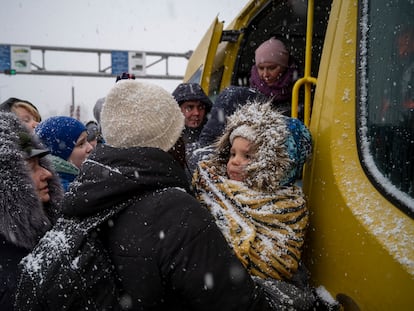 En el puesto fronterizo de Palanca, en territorio moldavo, cientos de refugiados ucranios se enfrentan a las bajas temperaturas mientras esperan a que pequeños autobuses los recojan para llevarlos al centro de acogida donde podrán tomar otros transportes que los llevarán a la capital del país, Chisináu, o directamente a Rumania.