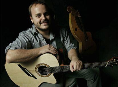 El músico estadounidense Andy McKee posa con dos de sus guitarras.