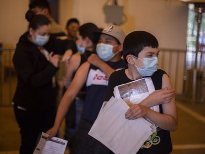 Menores de edad reciben la vacuna contra la covid en Tijuana, Baja California.