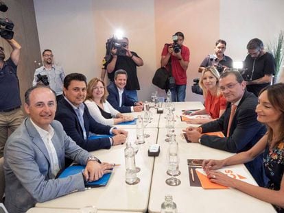 Reunión entre las dos delegaciones del PP y Cs en Murcia. 