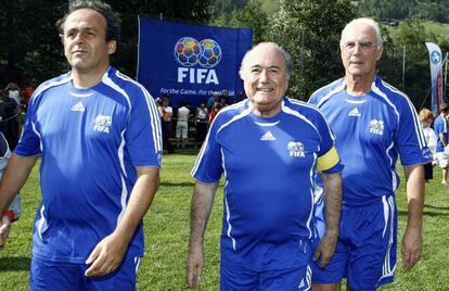 Platini, Blatter y Beckenbauer, en partido de exhibición en Suiza, en 2007.