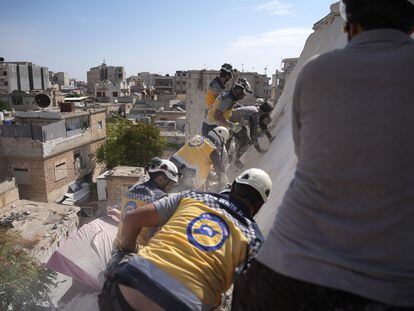 Miembros de los equipos de rescate buscan posibles víctimas tras un ataque del ejército sirio en la zona rebelde de Idlib, el 8 de octubre.