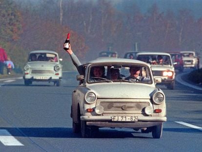 Celebraciones por la caída del muro de Berlín en una carretera de Baviera (Alemania) en 1989.