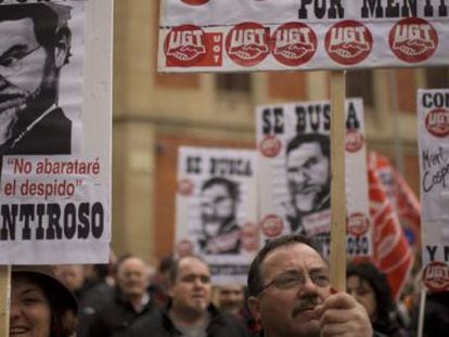 Pancartas contra el Gobierno de Mariano Rajoy en la manifestaci&oacute;n en Pamplona contra la reforma laboral.