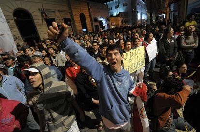 Manifestantes protestan frente a la sede de la televisión estatal paraguaya en Asunción.