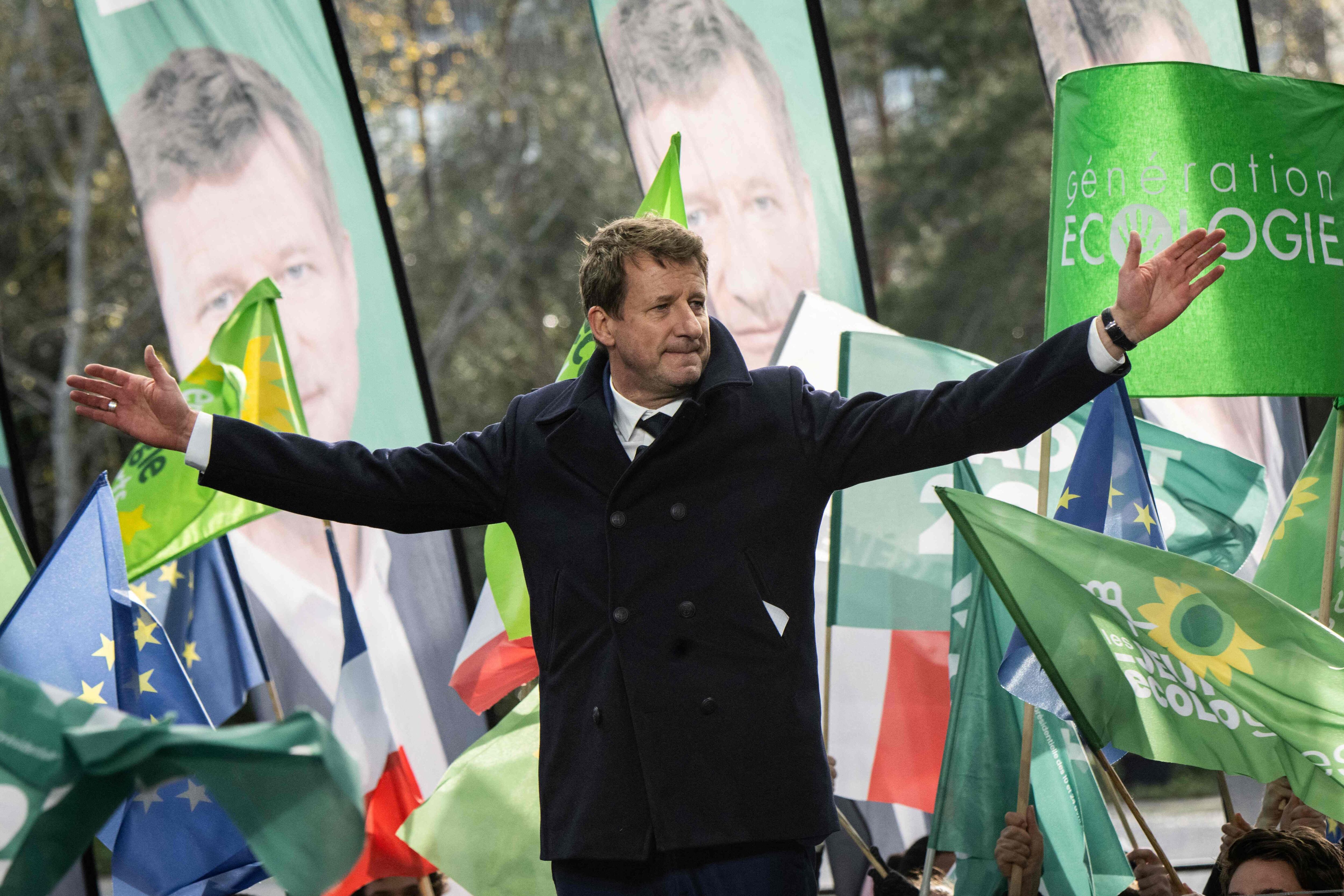 Yannick Jadot, candidato ecologista, saludaba el jueves en Nantes (oeste de Francia), tras un mitin. 