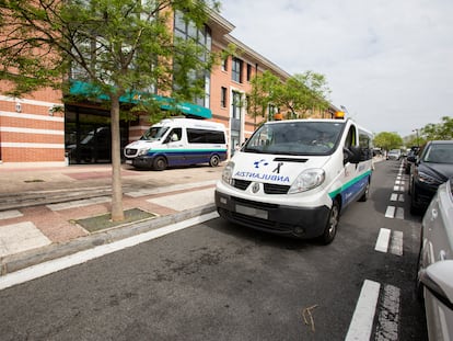 Varias ambulancias junto a la residencia Caser, en Vitoria.