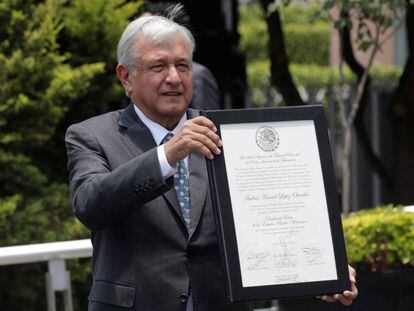 López Obrador muestra la constancia de presidente electo.