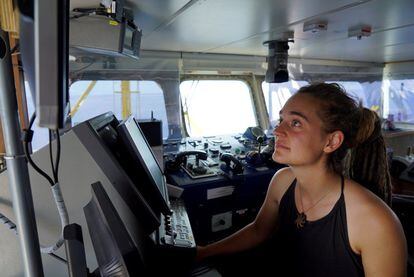 La capitana del barco de la ONG alemana 'Sea-Watch 3', Carola Rackete, posa a bordo de la nave el pasado 25 de junio de 2019. El barco continúa bloqueado ante las costas de la isla de Lampedusa, tras violar la prohibición de entrar en aguas territoriales italianas. La embarcación lleva 42 inmigrantes a bordo salvados el 12 de junio en el Mediterráneo central.
