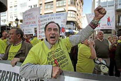 Un hombre grita en la concentración llevada a cabo en A Coruña por los afectados de las participaciones preferentes. EFE/Archivo