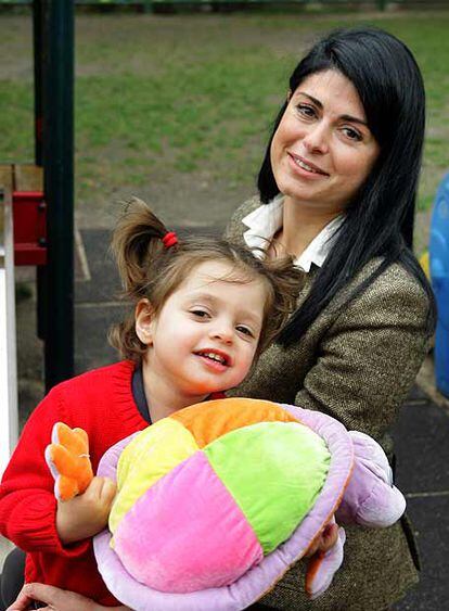 Elena Otaola, promocionada después de su maternidad, posa con su hija Elena en Madrid.