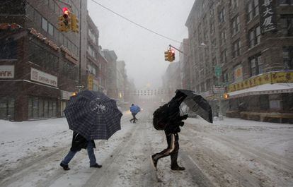 Una calle de Chinatown cubierta de nieve en Nueva York (EE UU). Cerca de 4.470 vuelos fueron cancelados y cerca de otros 290 registraron retrasos, según la web de seguimiento de vuelos FlightAware.com. Además, varios gobernadores han declarado estado de emergencia desde Luisiana hasta Nueva Jersey.