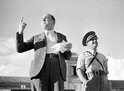 Melchor Rodríguez recita un poema a la bandera republicana en un acto celebrado en Madrid en el otoño de 1938.