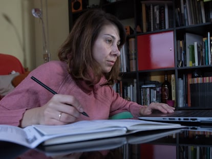 Una mujer teletrabaja desde su domicilio en Madrid.