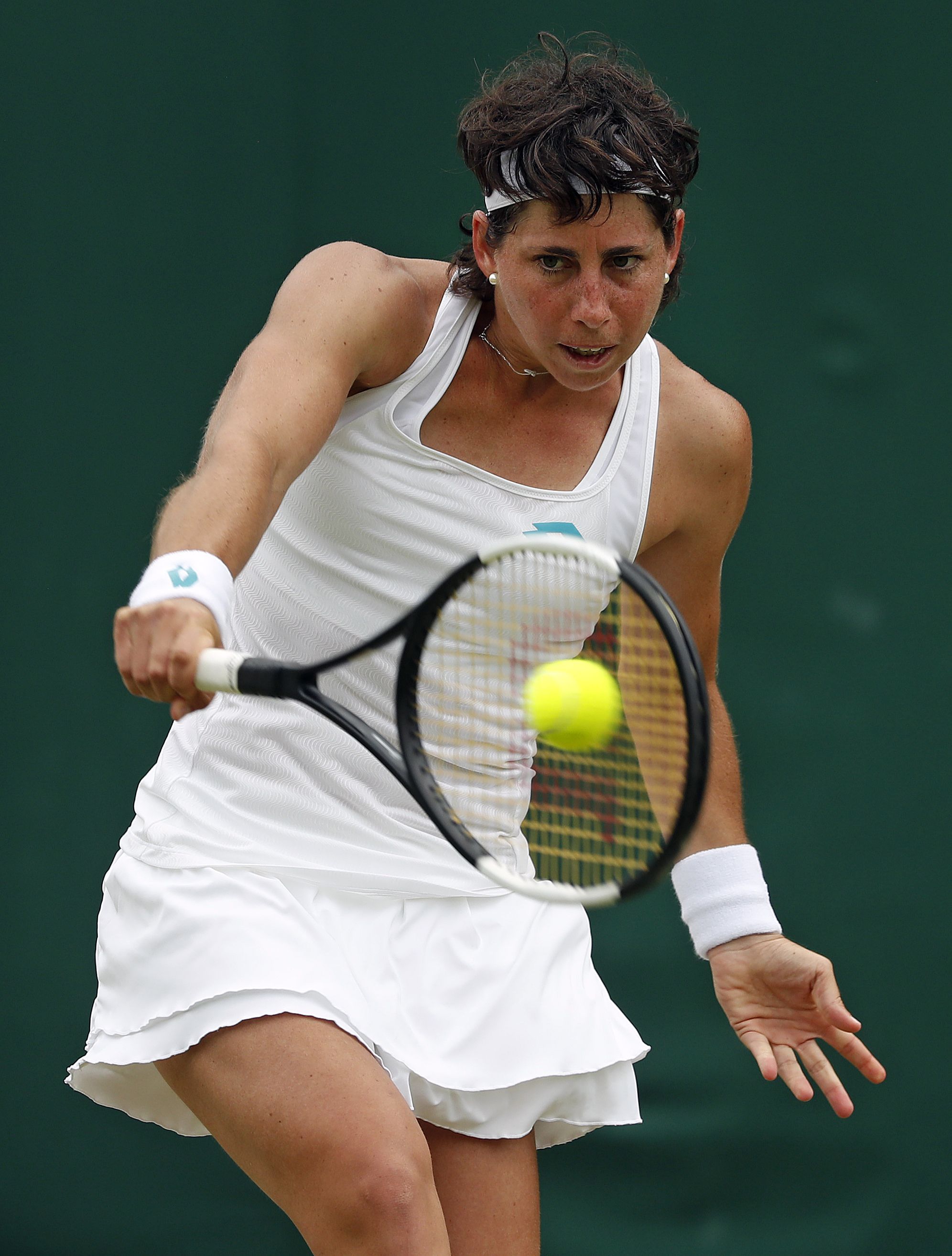 Carla Suárez, en 2019 durante un partido contra Lauren Davies en Wimbledon.