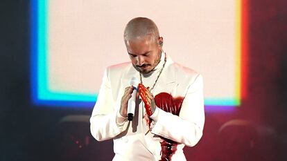 J Balvin, durante su presentación en los Grammy Latinos.