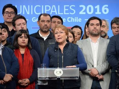 La presidenta de Chile, Michelle Bachelet (c), al concluir la elecci&oacute;n municipal.
