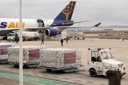 Descarga de material sanitario en el aeropuerto de Zaragoza.