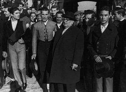 Arriba, Pedro Balañá Espinós, en el centro, durante un festival en La Monumental celebrado en 1960; a su derecha, los toreros Jaime Ostos (con chaquetilla negra) y Victoriano Valencia.