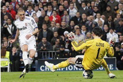 Benzema marca por debajo de las piernas de Lloris el segundo gol del Madrid.