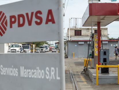 Varios vehículos hacen fila en una estación de gasolina de Petróleos de Venezuela, en Maracaibo (Venezuela) en junio de 2023.