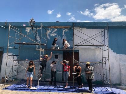 Parte de las mujeres que pintaron el mural de María Izquierdo en Oaxaca de Juárez.