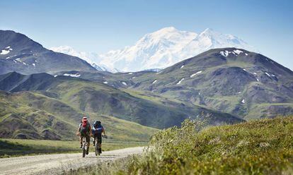 Dos ciclistas en el parque nacional y reserva Denali de Alaska (EE UU).