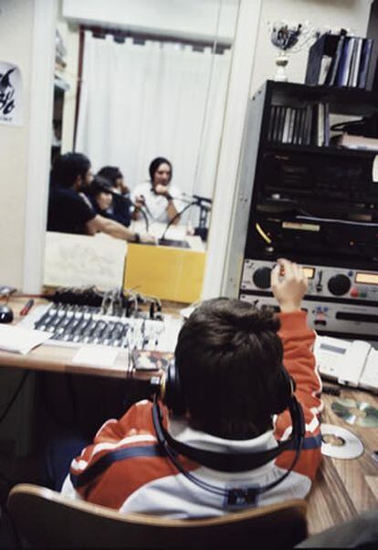 Aunque asesorados por monitores adultos, los chavales son quienes elaboran y presentan las secciones de 'Radio Kalambuco'.