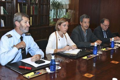 Carme Chacón, con el jefe del Estado Mayor de la Defensa (izquierda), el secretario de Estado de Defensa y el director del CNI.