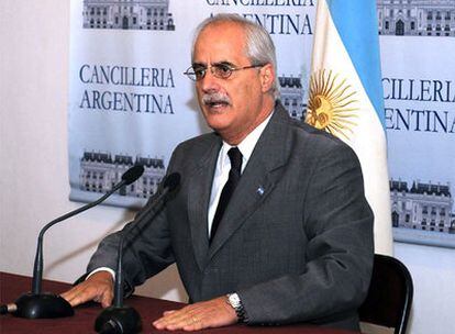 El ministro de Exteriores argentino, Jorge Taiana, en la conferencia de prensa en la que denunció una "interferencia inaceptable" de la CIA.