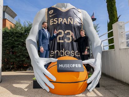Jorge Garbajosa y Elisa Aguilar, con una camiseta gigante de la selección.