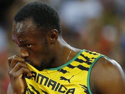 Bolt fa un petó a la samarreta després de guanyar els 200 m.