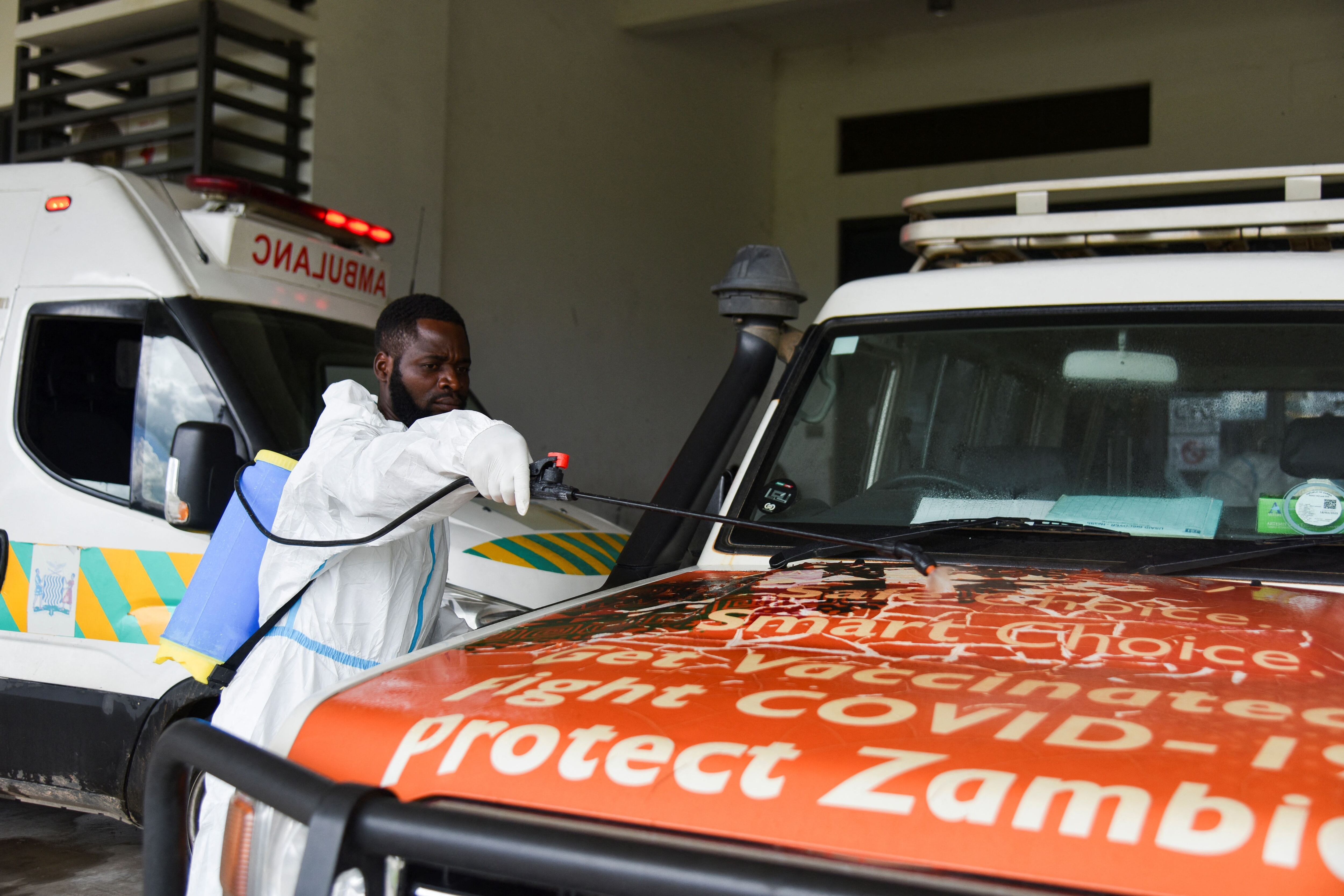 Un trabajador desinfecta un vehículo médico en una de las clínica habilitadas para tratar a los pacientes de cólera en Lusaka. 