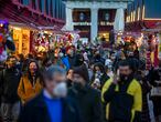 DVD1030 (04/11/2020) Gente pasea por el mercadillo de navidad de la Plaza Mayor en Madrid. 