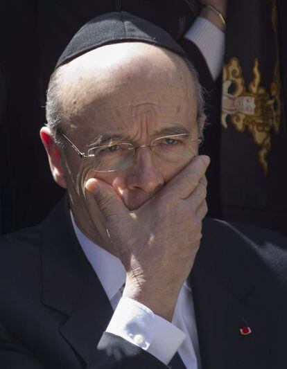El ministro francés de Asuntos Exteriores, Alain Juppé asiste al sepelio que se ha celebrado en el camposanto de Givat Shaul, el mayor de Jerusalén.
