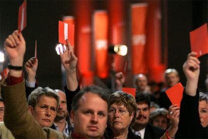 Los delegados del SPD votan en Karlsruhe.
