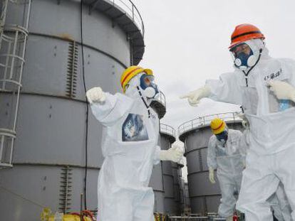 El gobernador de Fukushima inspecciona uno de los tanques de la central a comienzos de esta semana.