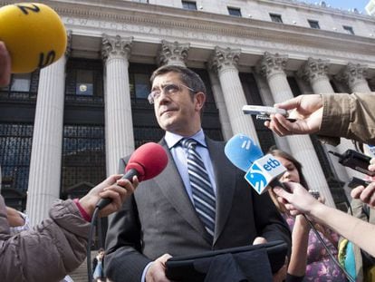 Fotograf&iacute;a facilitada por el Gobierno Vasco del lehendakari Patxi L&oacute;pez haciendo declaraciones a la prensa tras conocer la noticia de la decisi&oacute;n de la banda terrorista ETA.