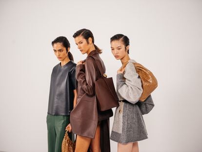 Tres de las propuestas para la próxima primavera de Loewe, presentadas el 29 de septiembre de 2023 en la semana de la moda de París.