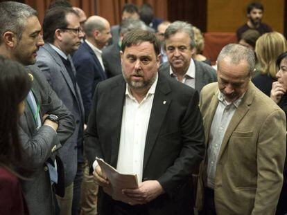 El 'exvicepresident' Oriol Junqueras (centro), tras su intervención en el Parlament este martes.