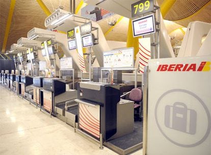 La huelga de los auxiliares de vuelo causó retrasos y cancelaciones en el aeropuerto de Barajas. En la imagen, mostradores vacíos de Iberia en la Terminal 4.