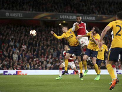Lacazette marca de cabeza el gol del Arsenal en el partido de ida en el Emirates Stadium.