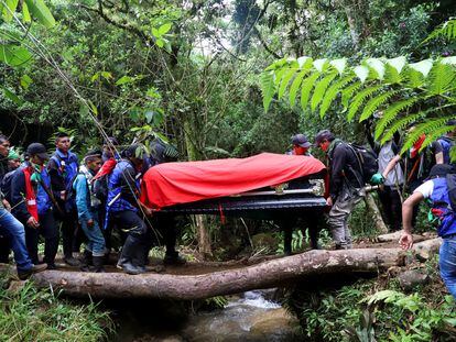 Indígenas nasa en el funeral de Albeiro Camayo, miembro de la Guardia Nacional Indígena, asesinado en enero de este año, en Mondomo (Colombia).