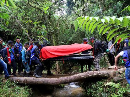 Indígenas del Cauca cargan el féretro de Albeiro Camayo, uno de los líderes de la Guardia Indígena, asesinado por disidencias de las FARC en enero.