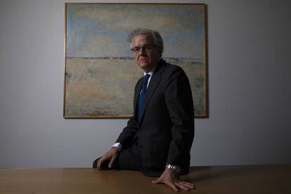 Sebastián Albella posa en la sede de la CNMV tras la entrevista