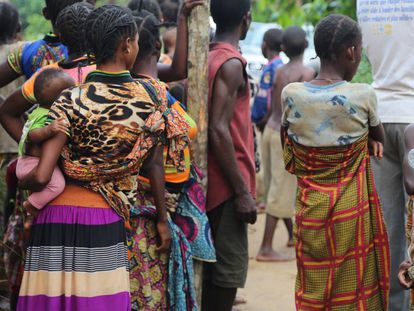Mujeres en calles transitadas en la República Democrática del Congo