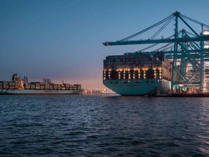 Barcos de la naviera Maersk Line en el puerto de Algeciras. En el vídeo, los estibadores muestran su descontento.
